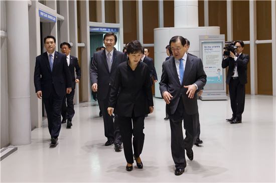 朴대통령, 리콴유 국장 참석후 30일 새벽 귀국 