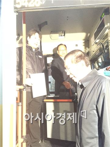 [현장]지하철 9호선 점검 나선 박원순 시장 "대체버스 효과 있을 것"