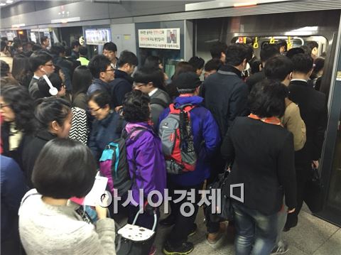 [현장]지하철 9호선, 출근시간대 임박하자 '와글와글'