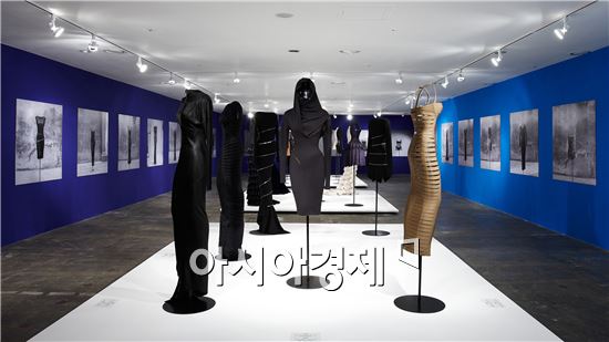 10꼬르소꼬모, 아제딘 알라이아 드레스 전시회 개최