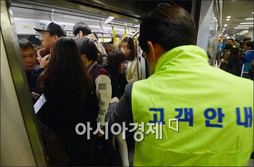 [포토]혼잡한 9호선 연장 첫 출근