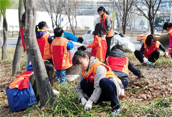 [포토]SK건설 임직원·가족, 서울숲서 봉사활동