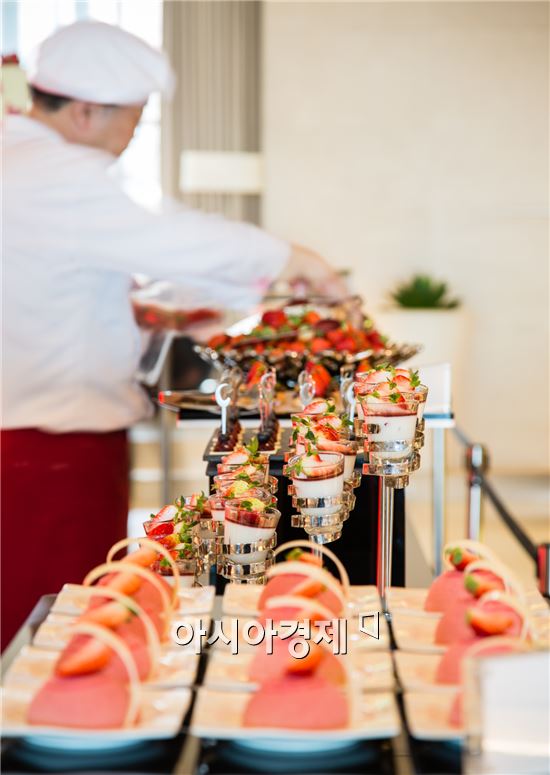 호텔 뷔페 움직인 '작은사치'…W 워커힐, 딸기뷔페 연장운영