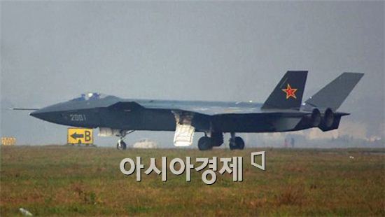 중국이 미국의 F-22에 대응하기 위해 개발한 스텔스기 J(젠)-20.