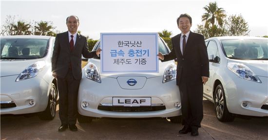 한국닛산의 제주 기증 급속 충전기가 4월중 2곳에 설치가 완료된다. 사진은 타케히코 키쿠치 한국닛산 대표(좌)와 원희룡 제주특별자치도지사(우).
