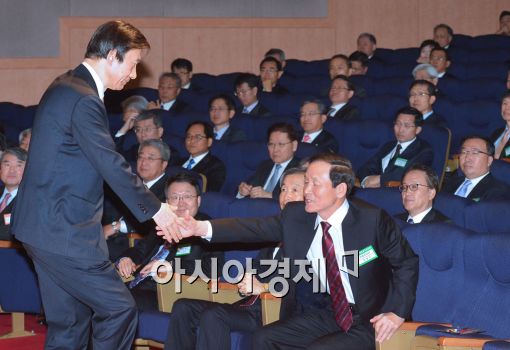 윤병세 외교부장관(왼쪽)과 악수하는 김장수 주중대사