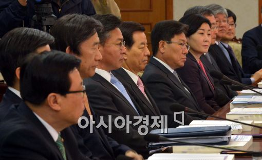[포토]총리 발언 경청하는 국무위원들