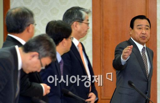 [포토]입장하는 이완구 국무총리