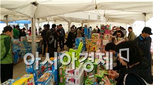 [르포]'또봇' 떨이한 날…수백미터 대기행렬에 교통마비(종합)