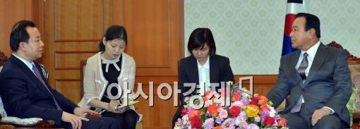 [포토]루하우 중국 헤이룽장성장과 대화 나누는 이완구 국무총리