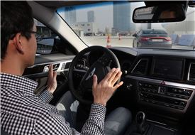 현대차 연구원이 31일 인천시 송도 국제업무지구 내 도심 서킷에서 두 손을 놓고 자율주행을 시연하는 모습.
