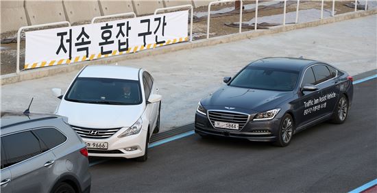 현대차는 31일 인천시 송도 국제업무지구 내 도심 서킷에서 자율주행 차량이 차선에 진입하는 다른 차량을 피해 속도를 줄이는 모습을 공개했다.
