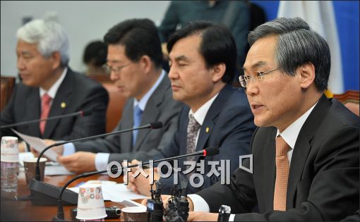 [포토]발언하는 우윤근 원내대표