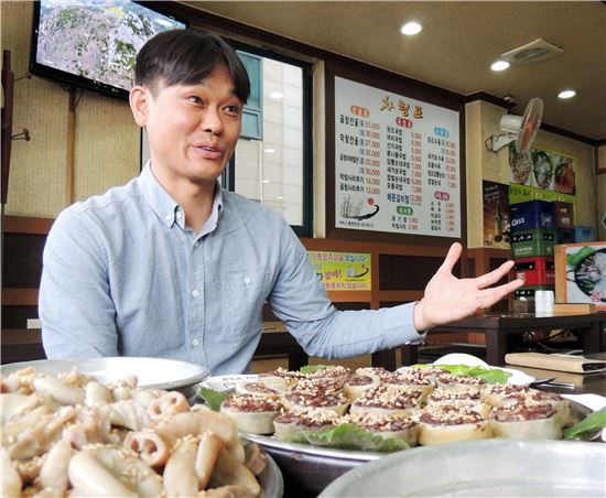 <10여년 몰두 끝에 '끝내주는 국물맛' 레시피를 완성한 '빛가람국밥'의 차재환 대표는 "제가 맛있게 먹는 음식만을 손님에게 판다"는 철학을 지키고 있다.>