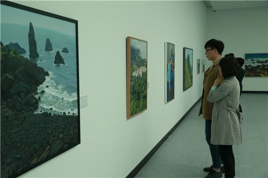 <보성군립 백민미술관이 올해 첫 기획전으로 마련한 '김성식·송용 원로작가 초대전'이 4월말까지 열리고 있다.>
