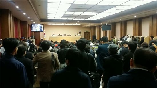 지난 3월31일 경매법정이 열린 서울 마포구 공덕동에 위치한 서울서부지방법원 1001호에 200여명의 사람들이 몰렸다.