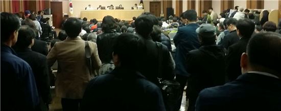 지난달 31일 경매법정이 열린 서울 마포구 공덕동에 위치한 서울서부지방법원 1001호에 200여명이 몰렸다.