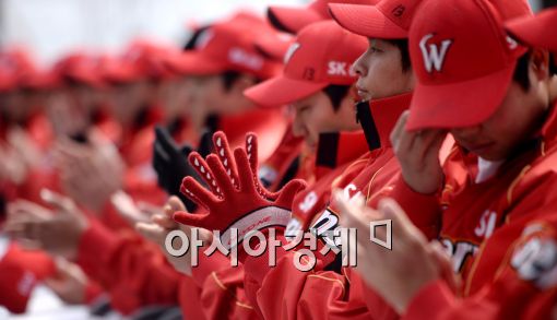 [포토]박수치는 퓨처스리그 선수들