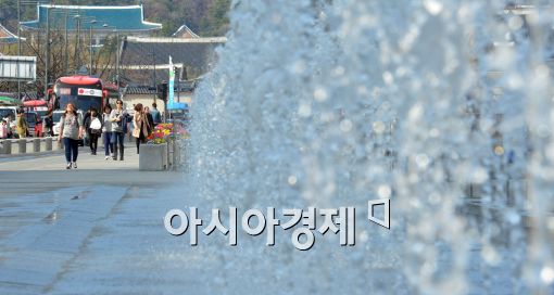 [포토]광화문광장 분수대, 올해 첫 운영 