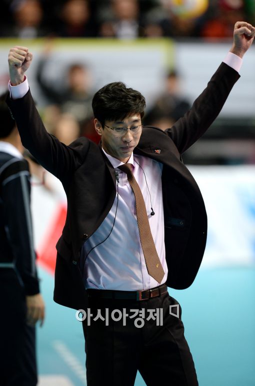 [포토]'두 팔 번쩍' 환호하는 김세진 감독