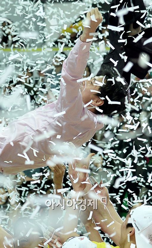 [포토]꽃가루 속 헹가래 받는 김세진 감독
