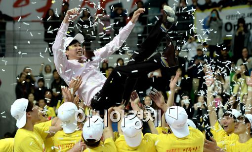 [포토]김세진 감독, '창단 2년 만에 우승 헹가래'