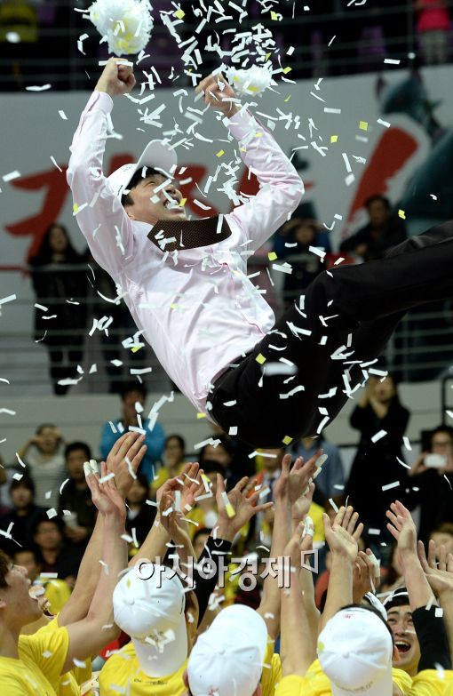 [포토]헹가래 받는 김세진 감독