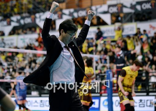 [포토]환호하는 OK저축은행 김세진 감독