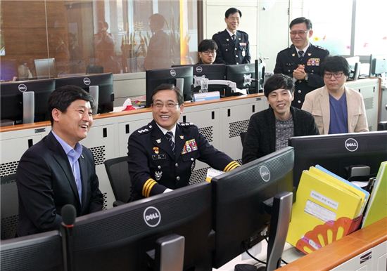 김영배 성북구청장(왼쪽)과 구은수 서울경찰청장(가운데)가 U-성북 도시통합관제센터
에서 얘기를 나누고 있다.