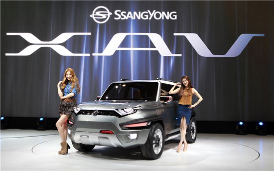 쌍용차가 '2015 서울모터쇼'에서 세계 최초로 공개한 콘셉트카 'XAV'