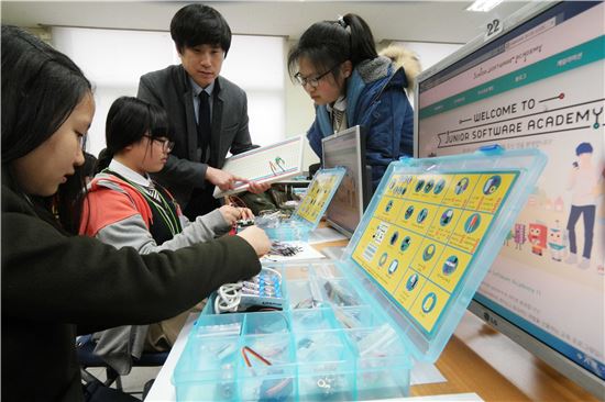 서울 영란여자중학교 학생들이 삼성전자 '주니어 소프트웨어 아카데미' 메이킹(making)  과정에 참여하고 있다. (사진제공 : 삼성전자)
