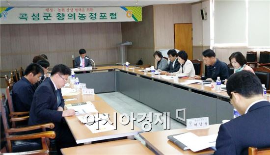 <곡성군은 지난 1일 농업기술센터 대청마당에서 군 농협관계자와 농업기술센터 소장을 비롯한 관계 공무원들이 참석한 가운데 창의농정포럼을 개최했다.>
