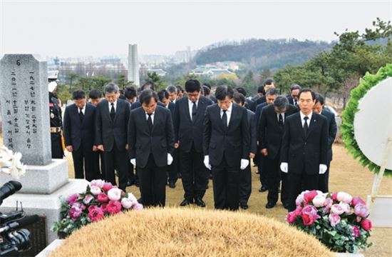 권오준 포스코 회장 "어렵지만 열심히 하겠다"(종합)