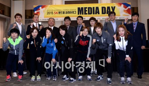 [포토]파이팅 외치는 핸드볼 여자부 감독과 선수들