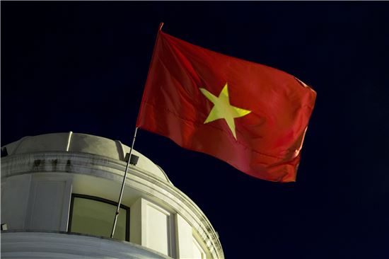 베트남 하노이증권거래소에 내걸려 있는 베트남 국기(사진=블룸버그뉴스)