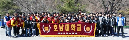 호남대학교 태권도경호학과(학과장 안상윤)는 최근  전북 무주군 일대에서 학과 특성을 살린 경호훈련 프로그램을 실시하는 ‘전공심화과정’건전MT를 실시했다.
