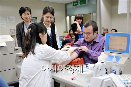 외국인들이 화순전남대학교병원에서 검진받고 있다.