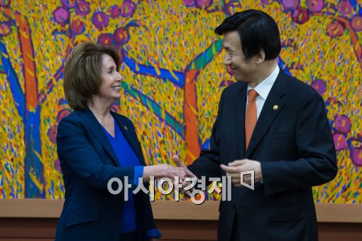 [포토]악수하는 낸시 펠로시 美 하원 원내대표-윤병세 장관 