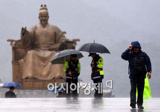 [포토]모처럼 비....우산 쓴 경찰들
