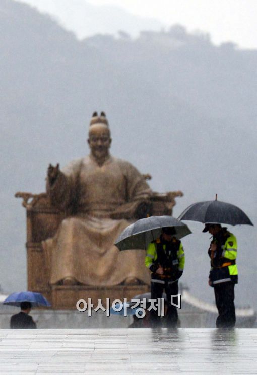 [포토]우산 든 경찰