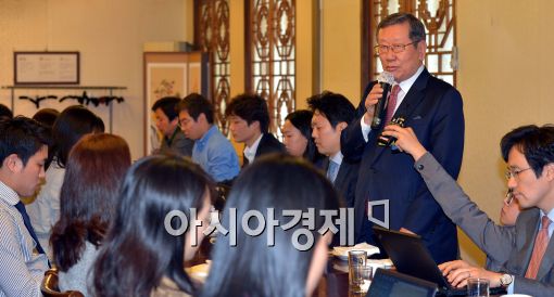 [포토]기자간담회 모두발언하는 유흥수 주일대사