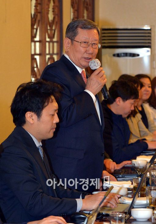 [포토]유흥수 주일대사, 기자간담회 참석