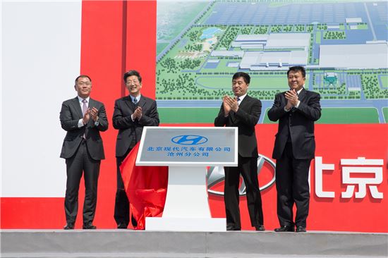 지난해 4월 현대차 중국 4공장인 창저우 공장 기공식에 참석한 정의선 부회장(왼쪽)   　
