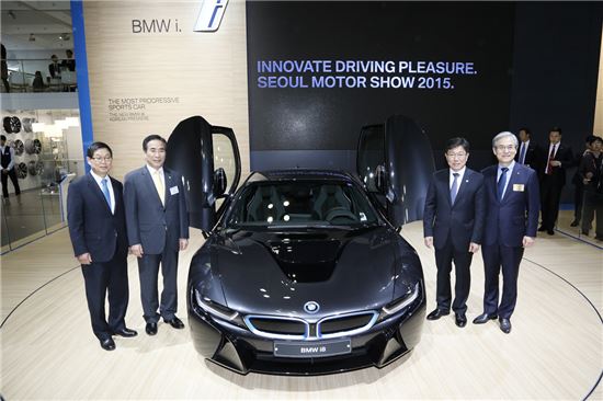 [서울모터쇼]BMW 전시관 찾은 윤상직 장관