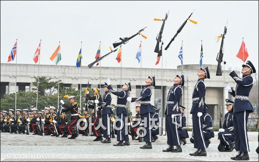 [포토]국방부 의장대의 화려한 의장시범