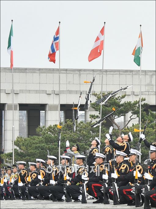 [포토]전쟁기념관 국군 군악·의장행사 재개