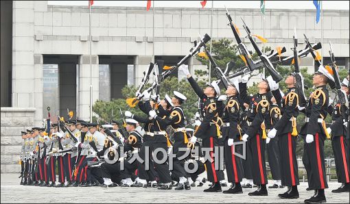 [포토]국군 의장행사 봄맞이 의장시범