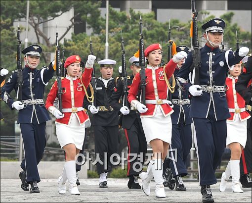 [포토]의장시범 보이는 여군 의장대