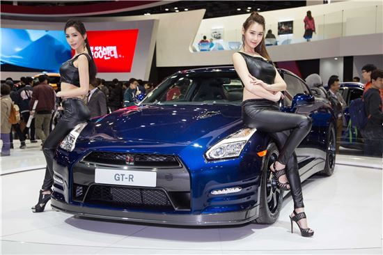 닛산의 GT-R 블랙에디션 앞에서 모델들이 포즈를 하고 있다.
