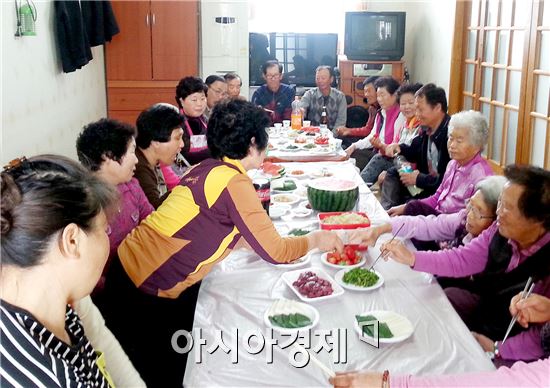 함평군 학교면 죽정3리 선암마을(이장 김용현)이 3일 마을경로당에서 경로위안잔치를 열었다.
